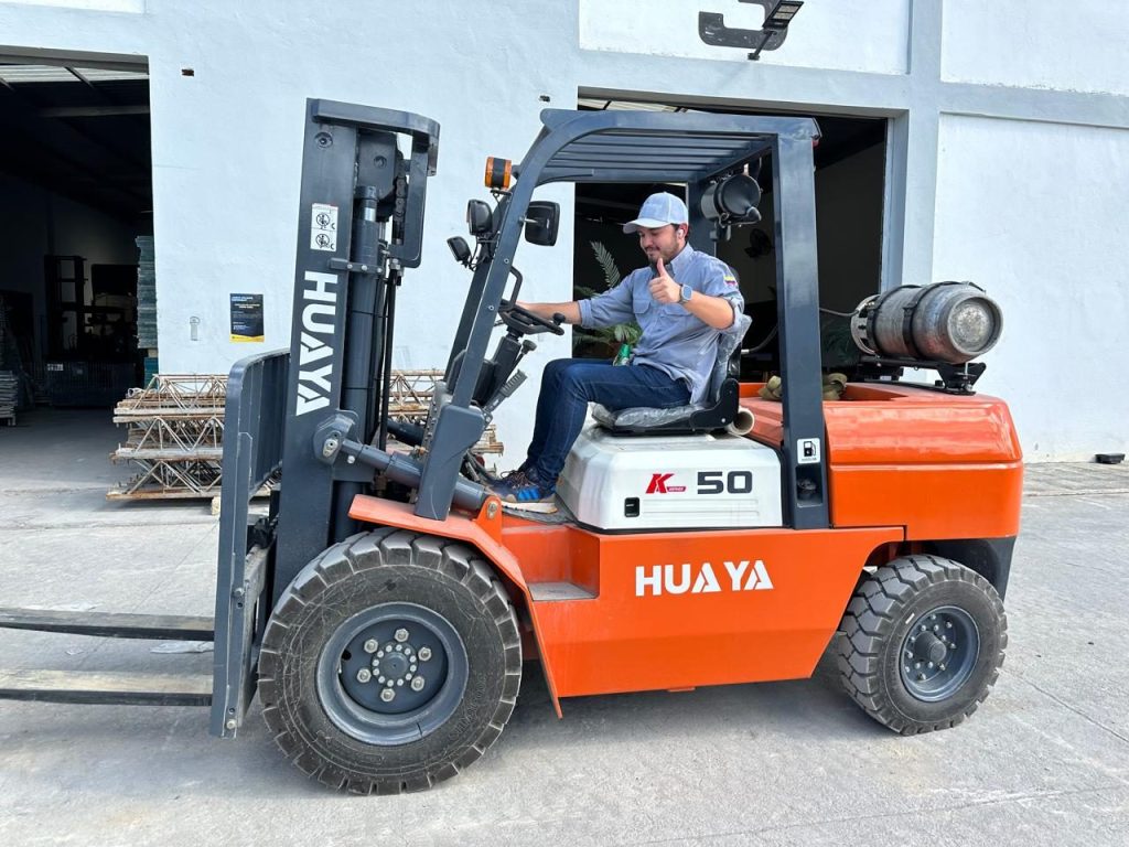 HUAYA 20 CPD electric forklift in daily operation inside a warehouse between opportunity charging cycles